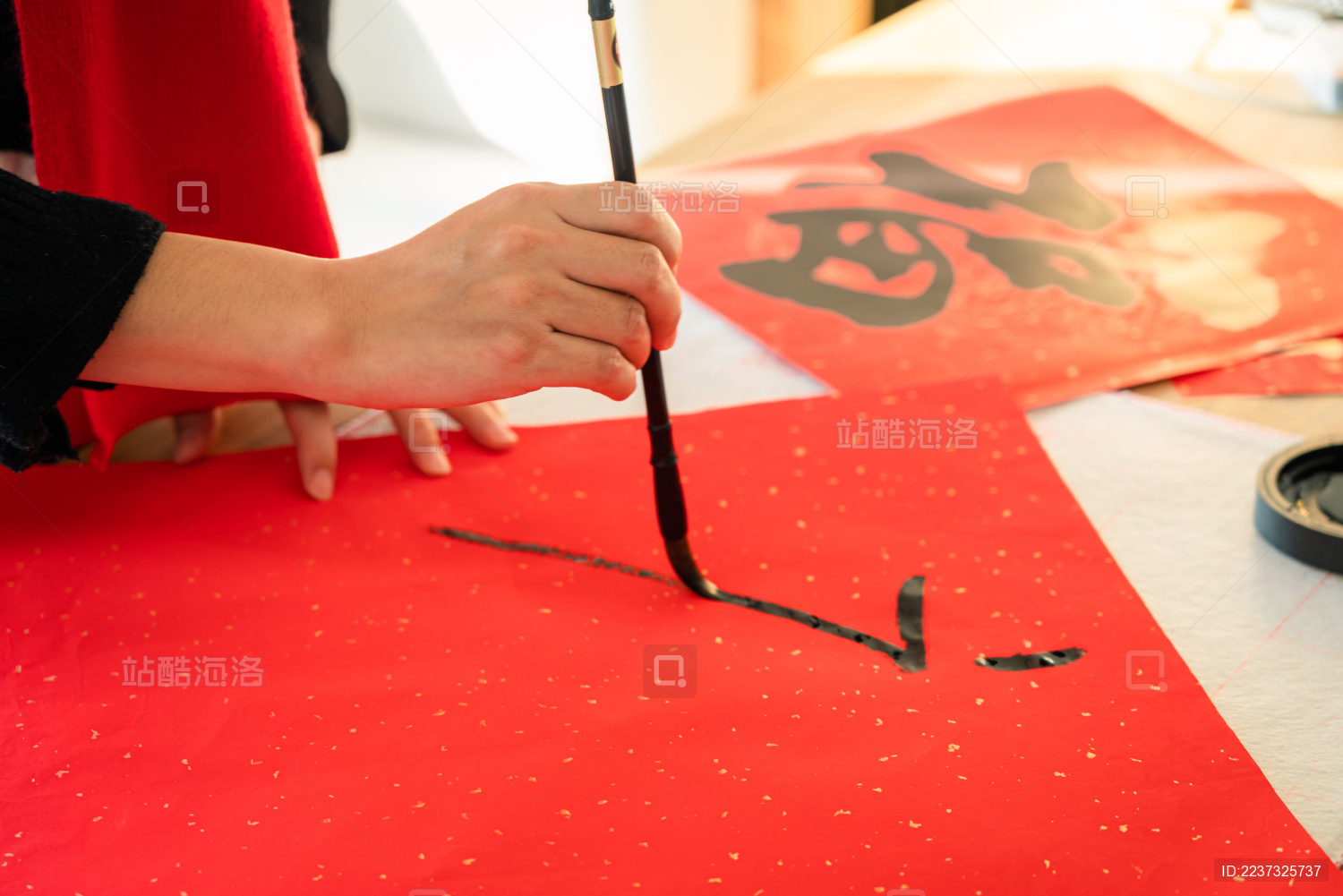 春节用毛笔书写福字的中国女性