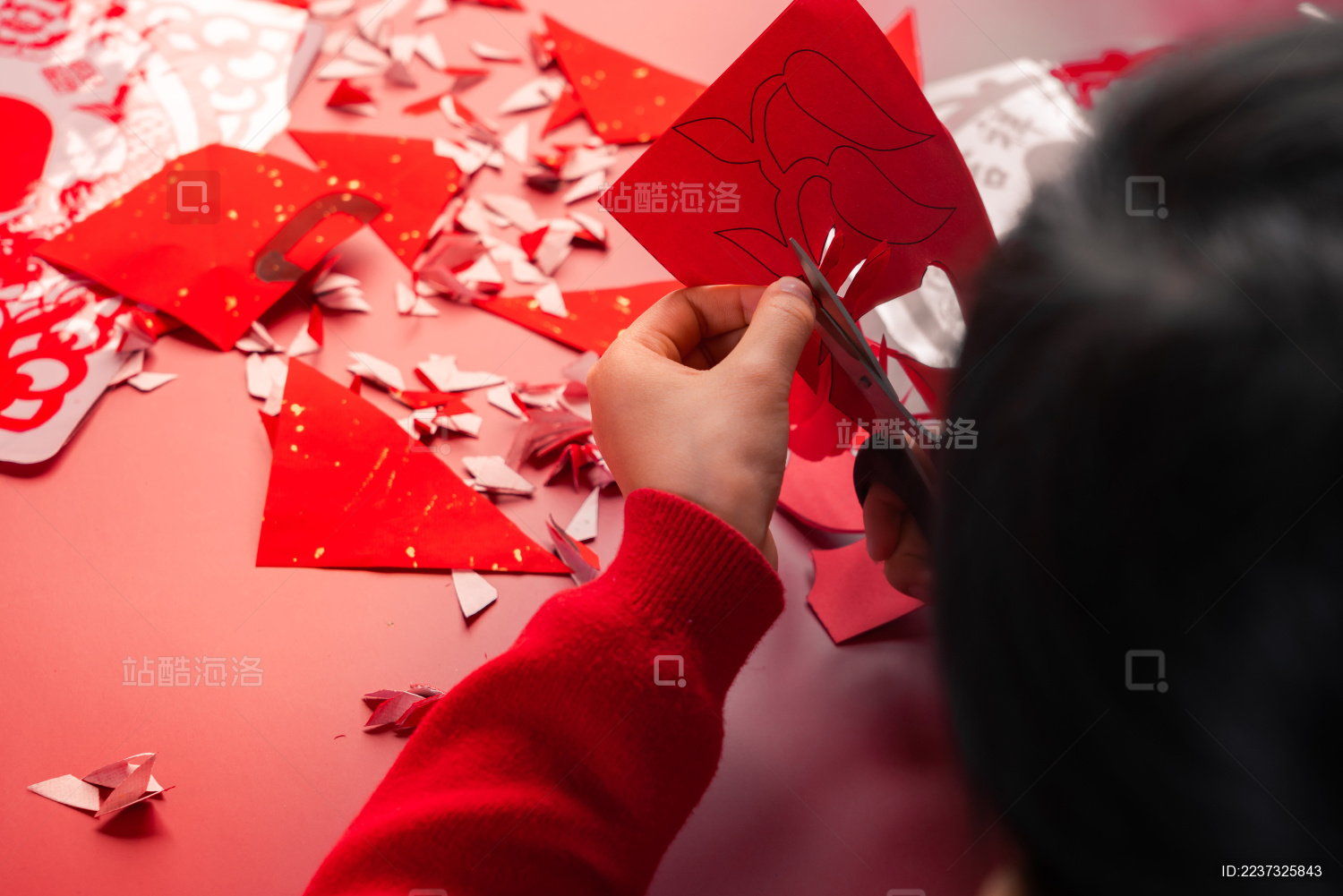 手工剪纸剪窗花的中国女孩