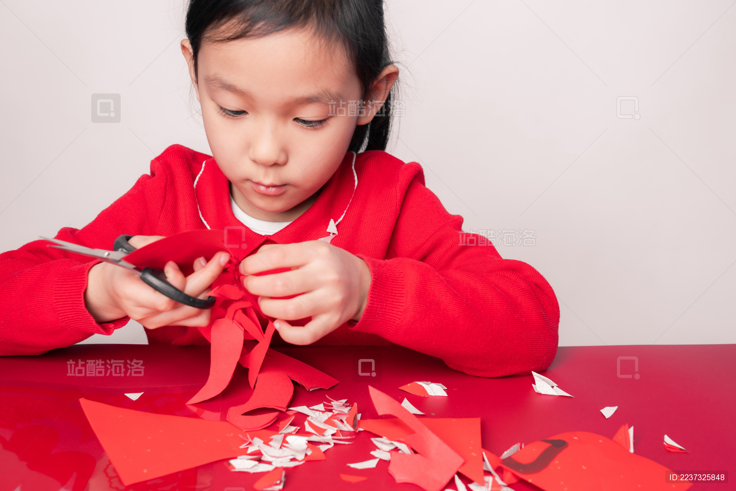 手工剪纸剪窗花的中国女孩