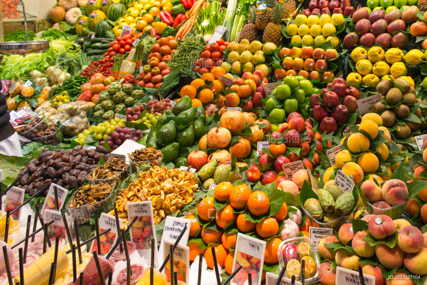 菜市场里摆放的一堆新鲜的水果和果汁