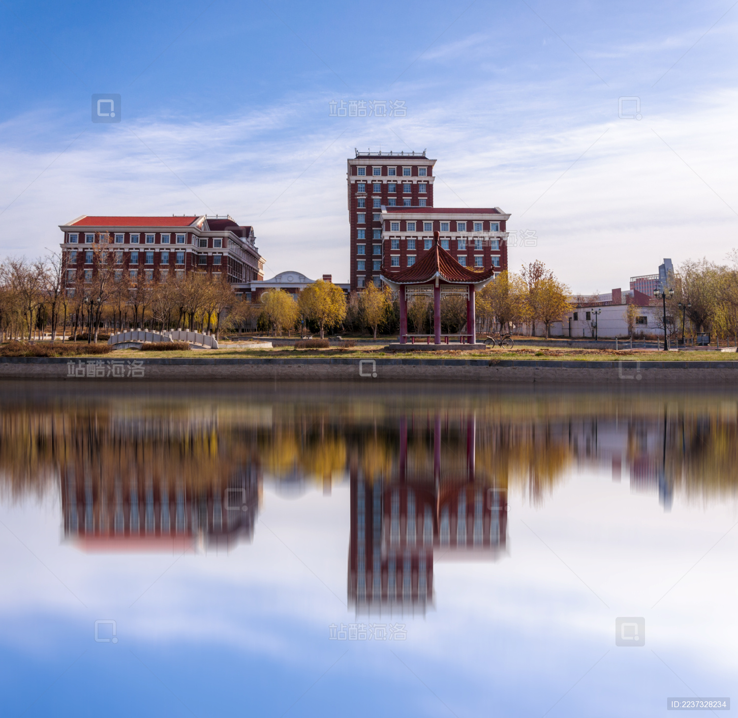 中国天津大港临潮湖校园建筑倒映风光