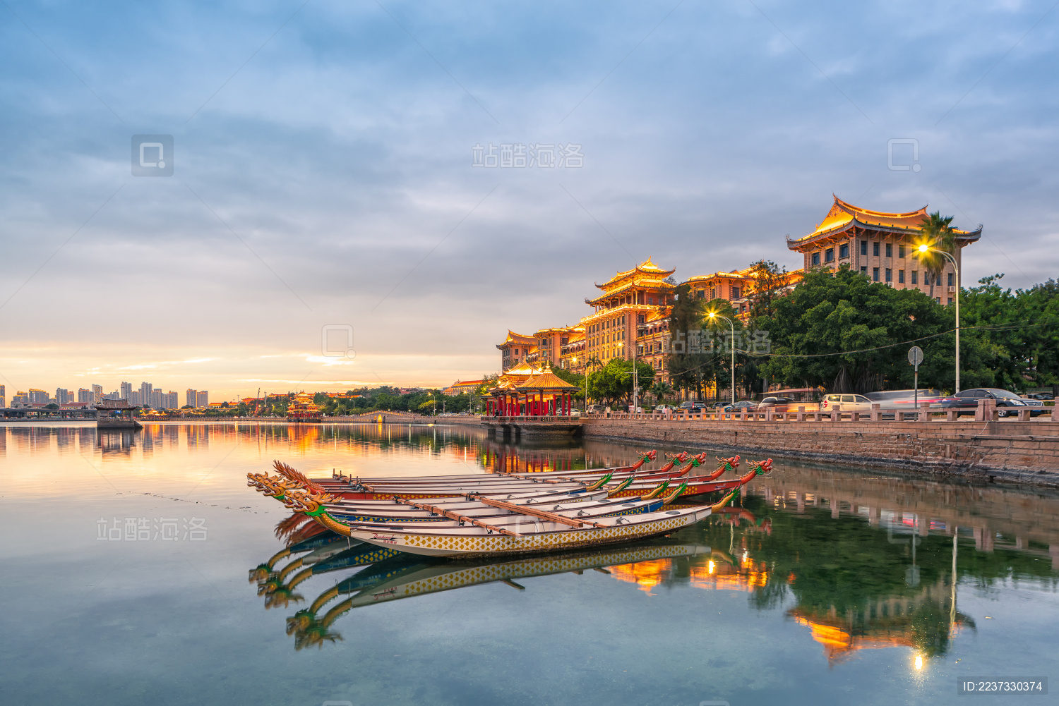 中国福建省厦门市集美学村龙舟池里的龙舟及岸边南侨楼群建筑夜景