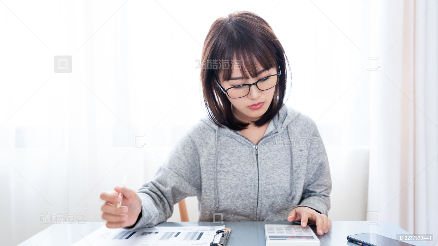 一名年轻的亚洲女子坐在客厅办公