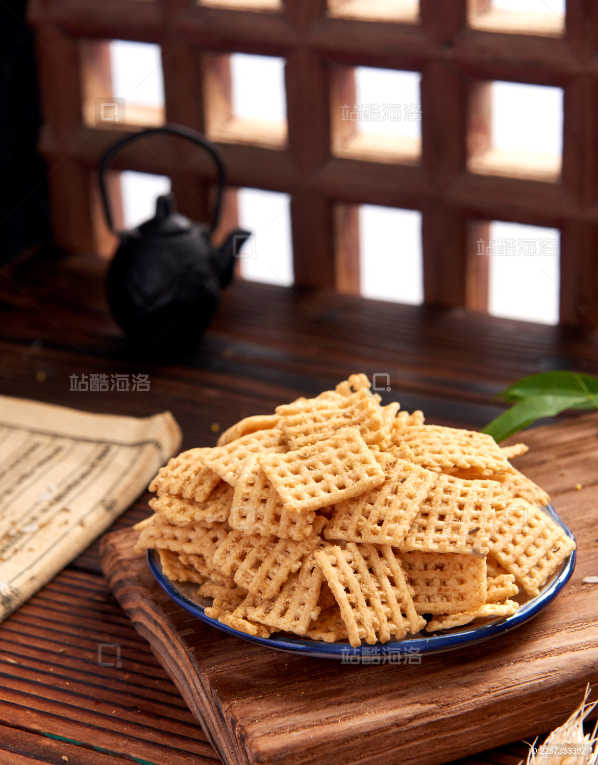 木纹背景上摆放的原味锅巴