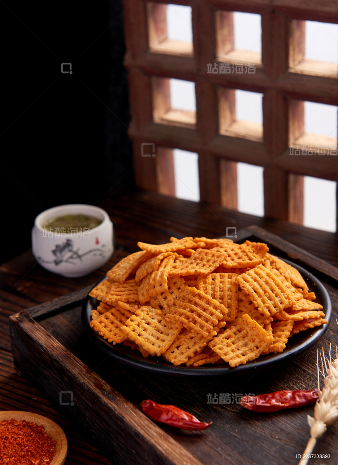 木纹背景上餐具里摆放的香辣锅巴