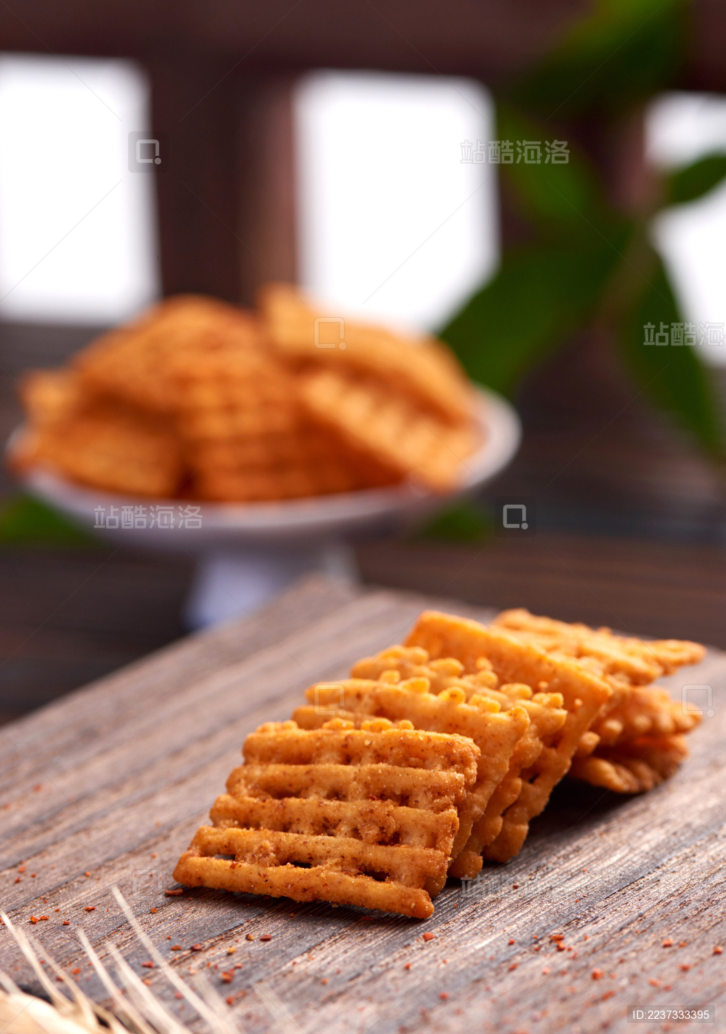 木纹背景上餐具里摆放的香辣锅巴