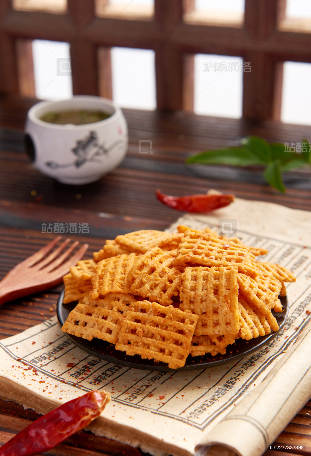 木纹背景上餐具里摆放的香辣锅巴