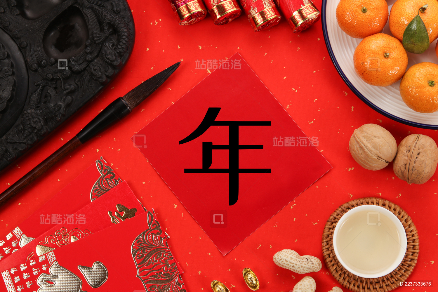 红色背景上的春节传统装饰品