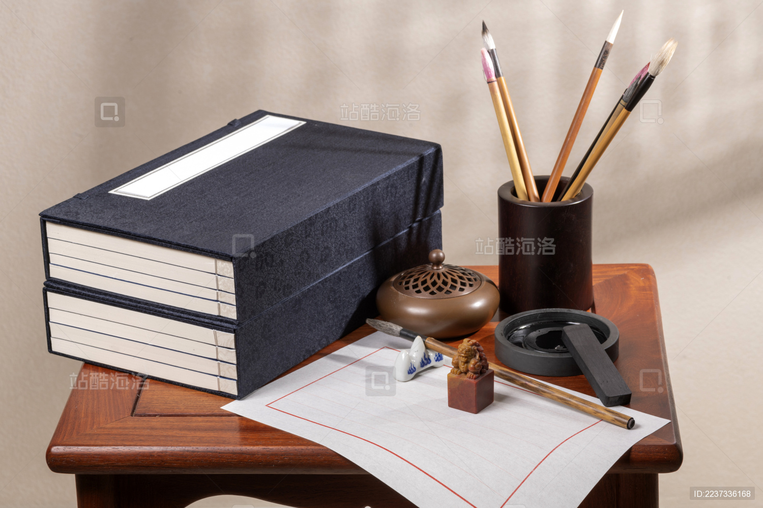 传统文房四宝纸笔墨砚摆放在案台上