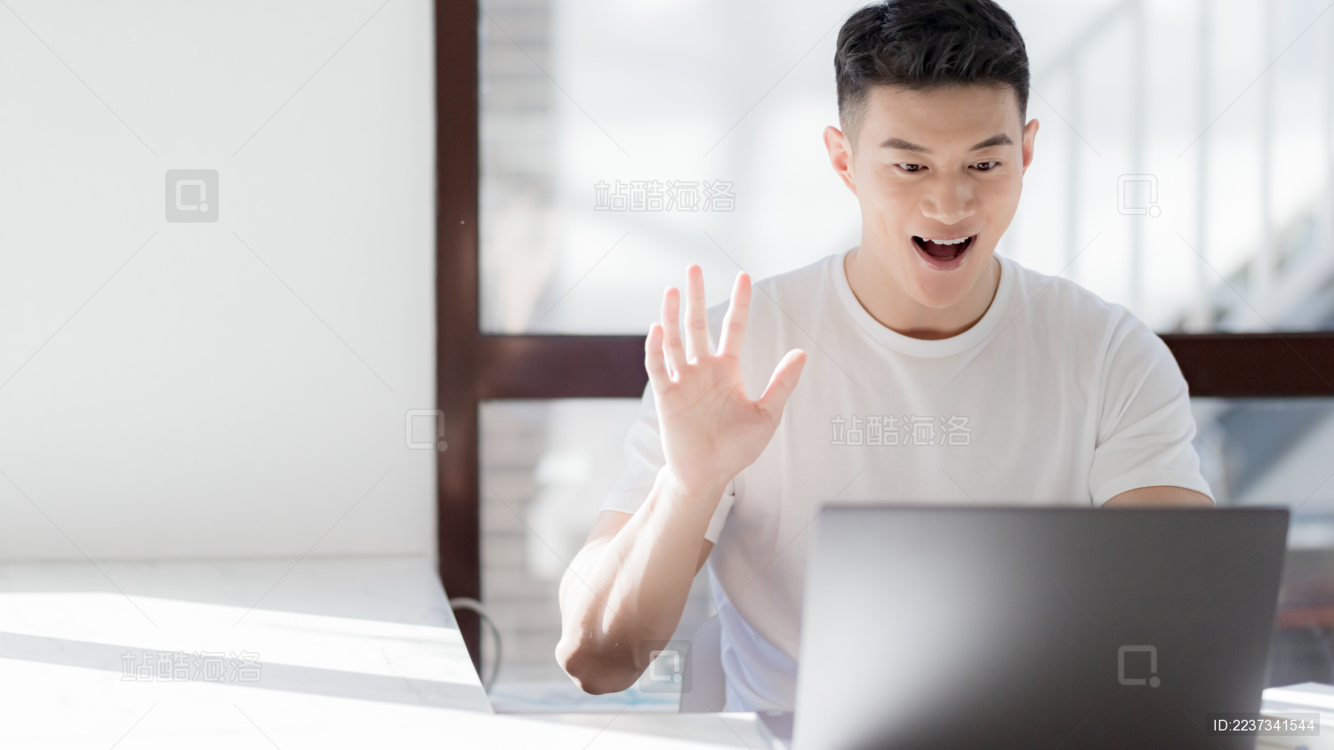 在餐厅使用电脑的年轻人