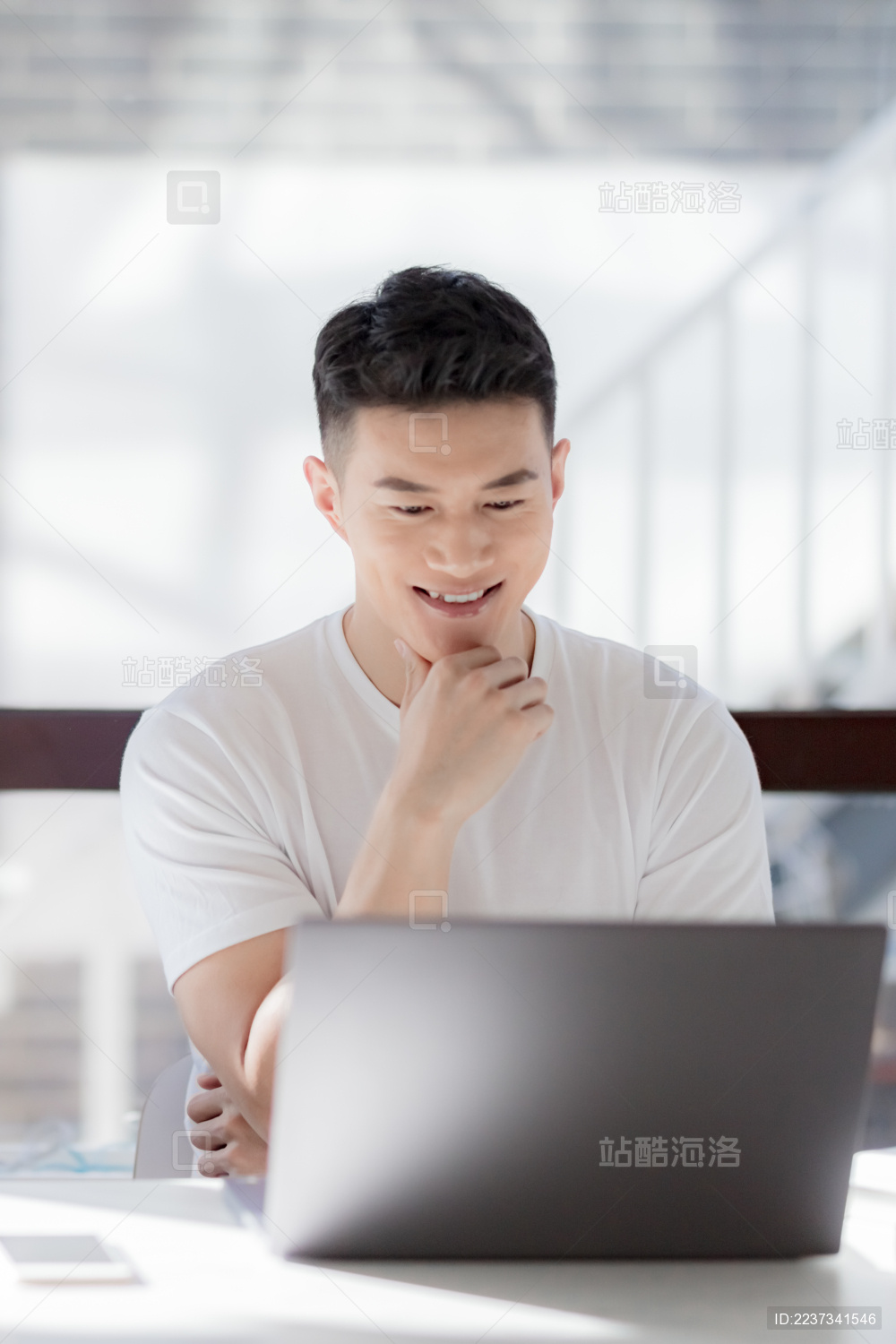 在餐厅使用电脑的年轻人