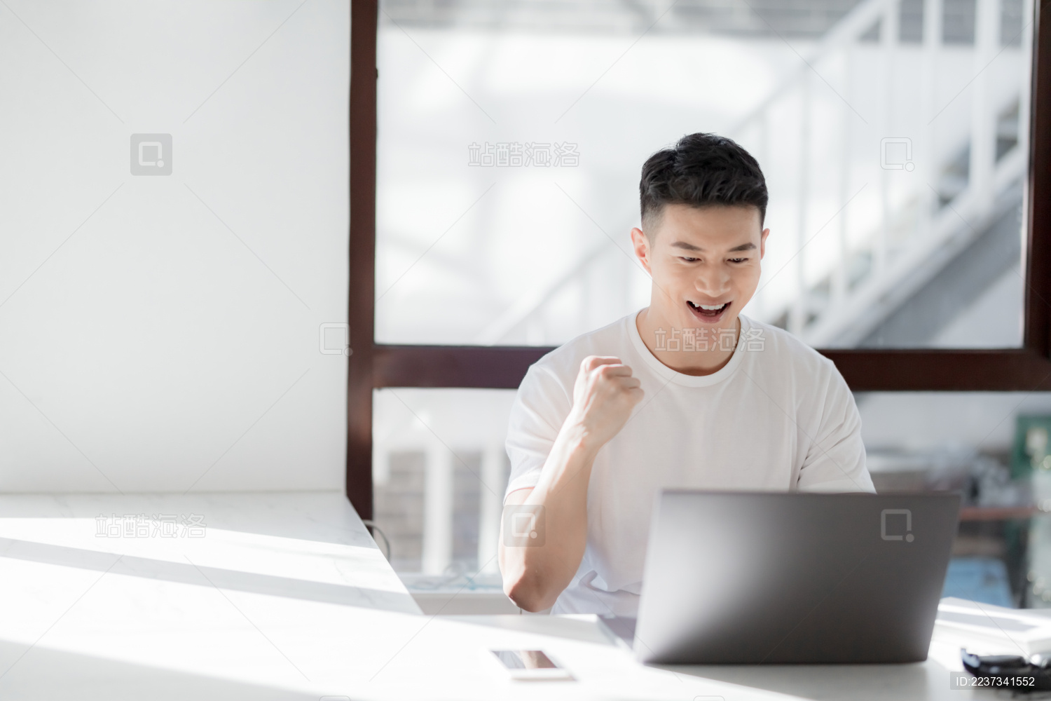 在餐厅使用电脑的年轻人
