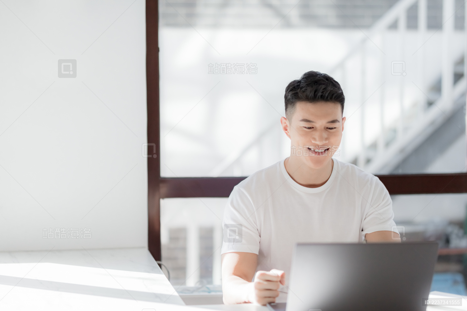 在餐厅使用电脑的年轻人