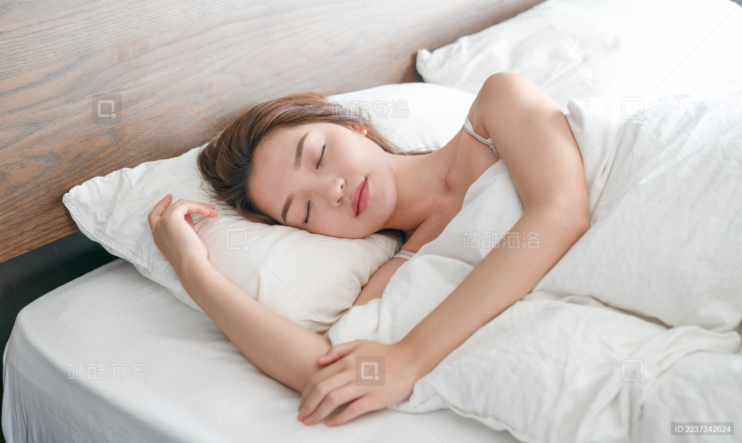 一名年轻女性在卧室床上睡觉