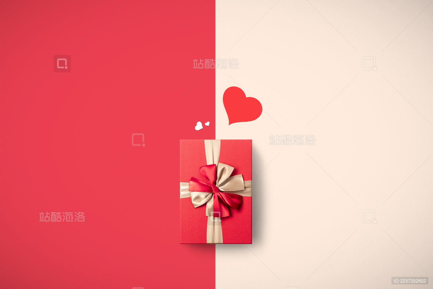 放在彩色背景里的礼盒和爱心图形 极简风格