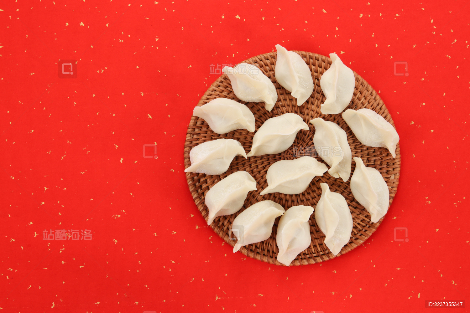 一盘未煮熟的饺子在红色背景上