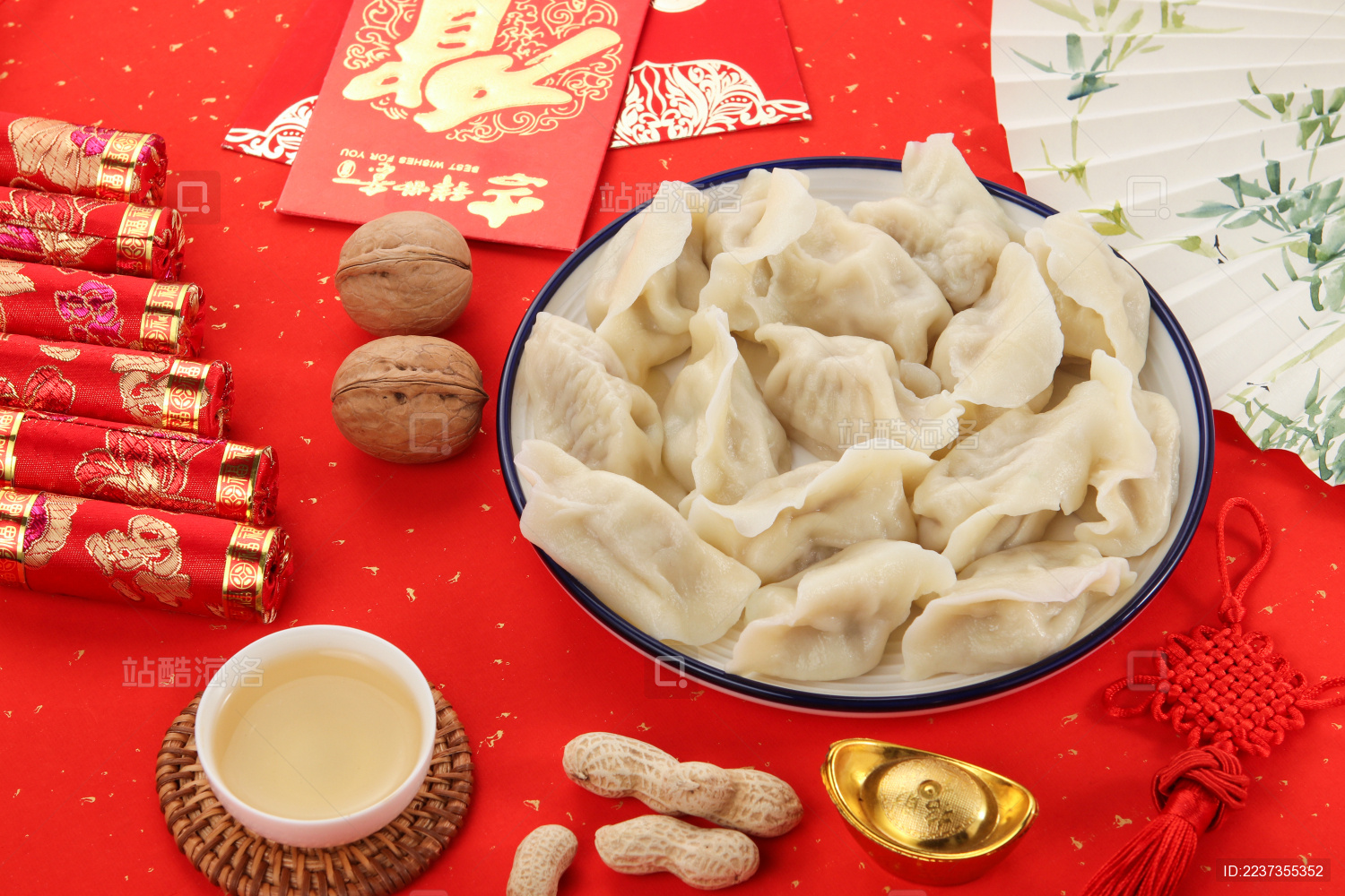 一盘饺子和春节装饰品在红色背景上
