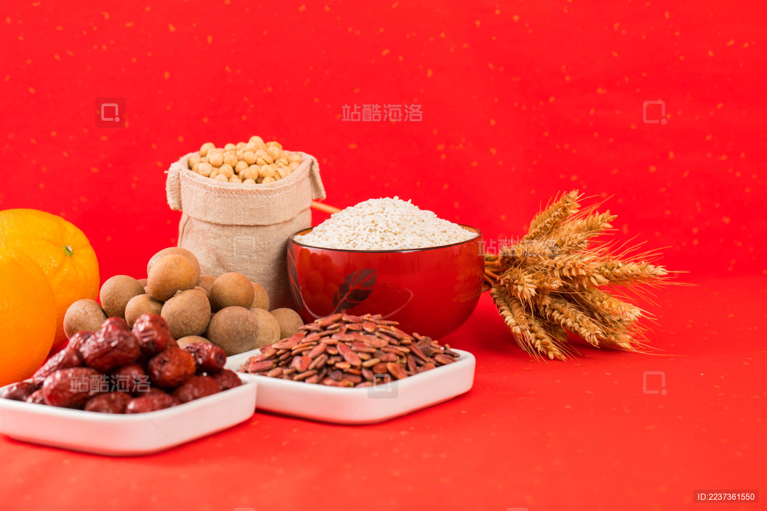 用瓷碟装有坚果和水果放在红色背景上