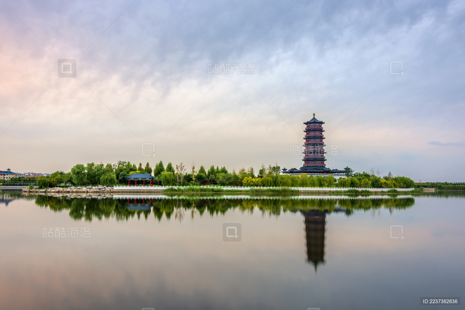 中国山东省淄博市孝妇河湿地公园齐风塔日暮风光