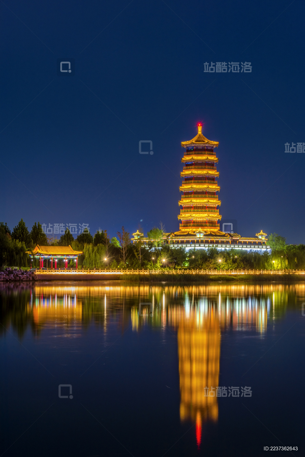 中国山东省淄博市孝妇河湿地公园齐风塔夜景