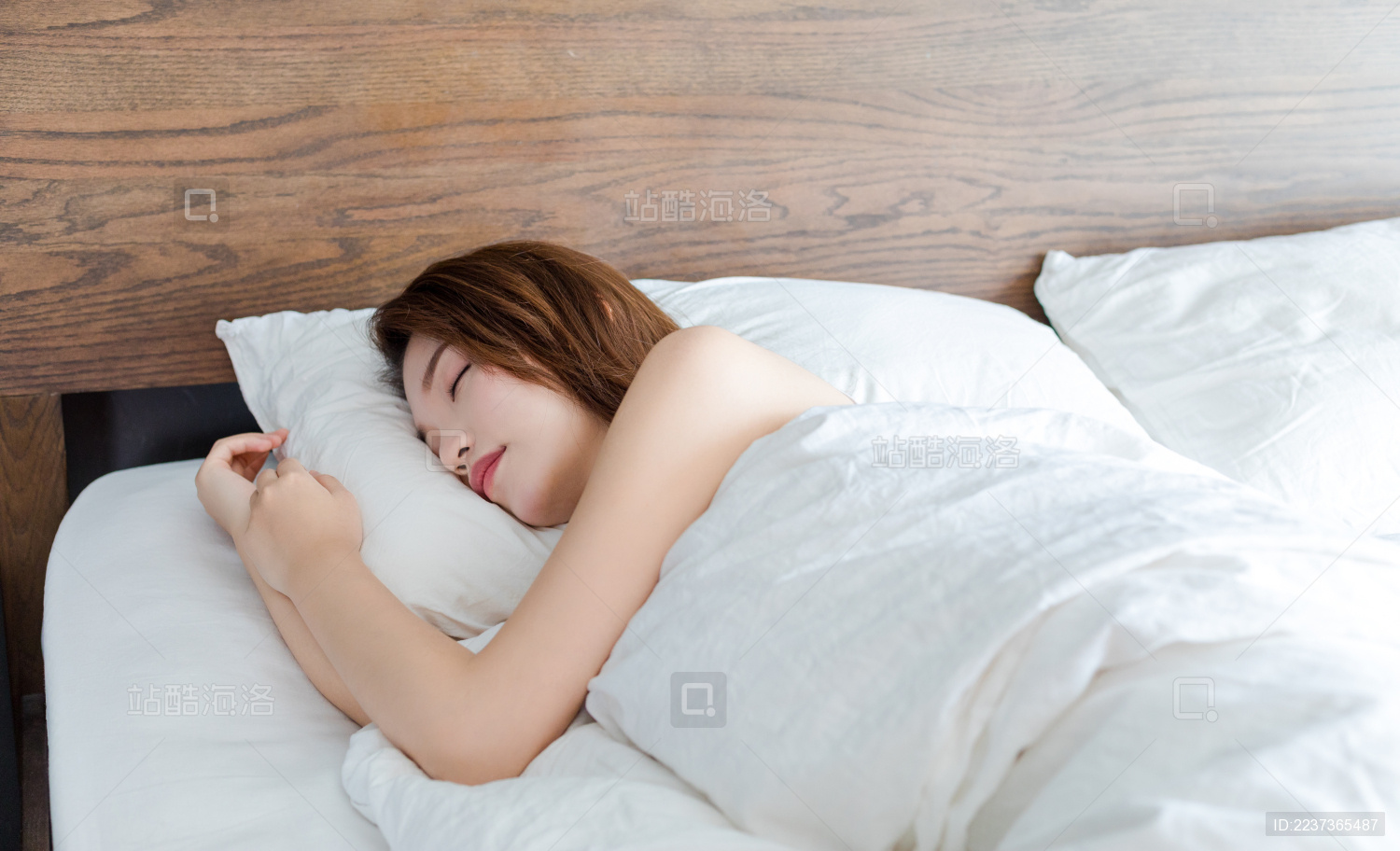 一名年轻女性在卧室里熟睡