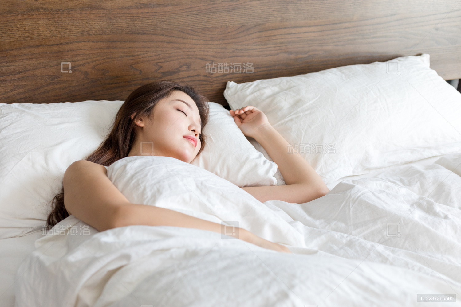 一名年轻女性在卧室里熟睡