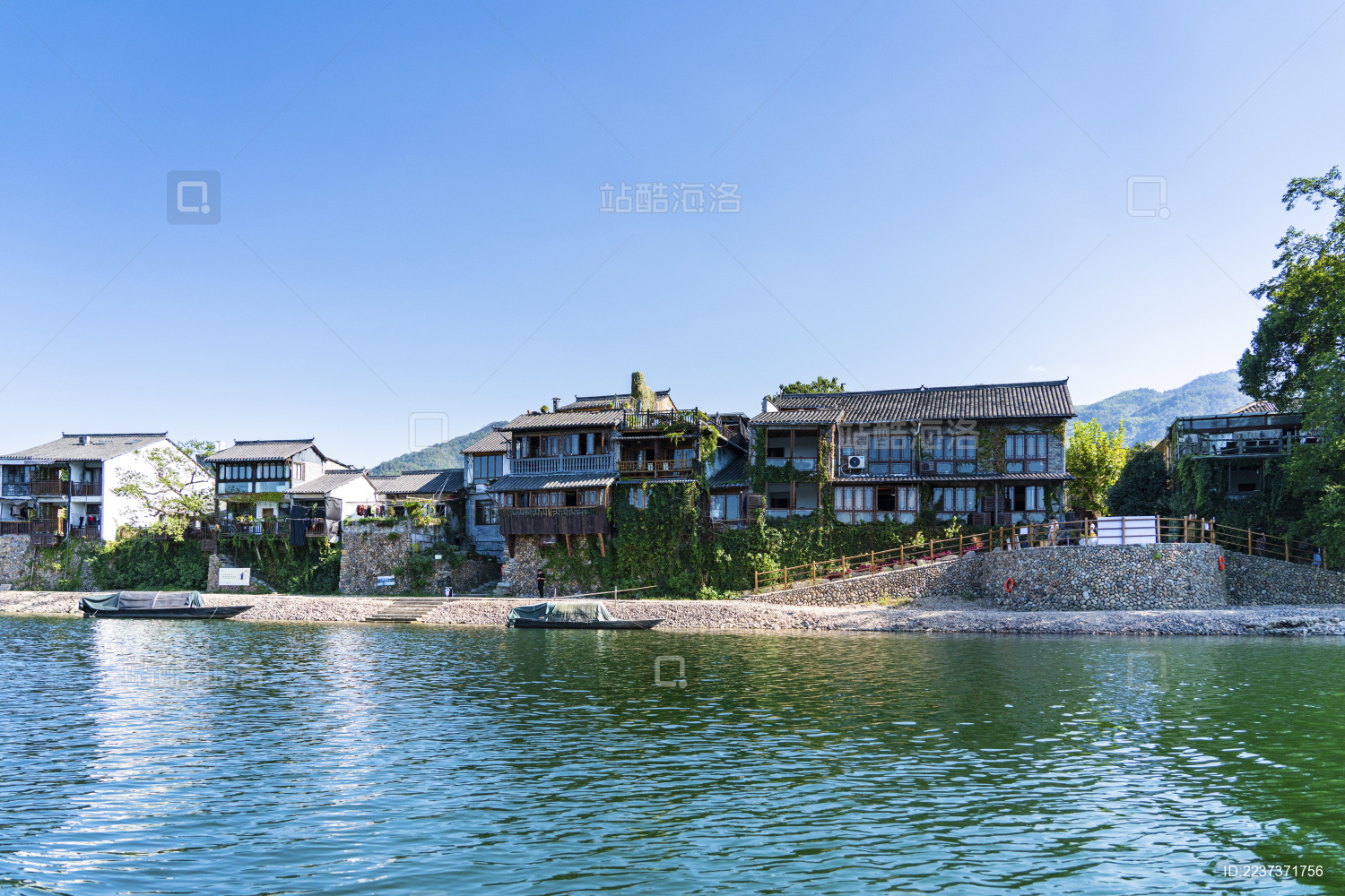 浙江省丽水市古堰画乡瓯江岸边的民居