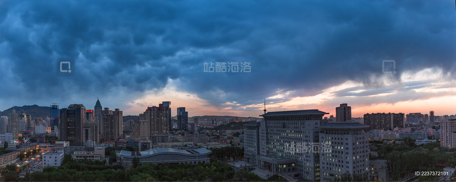 傍晚天空布满积雨云的乌鲁木齐