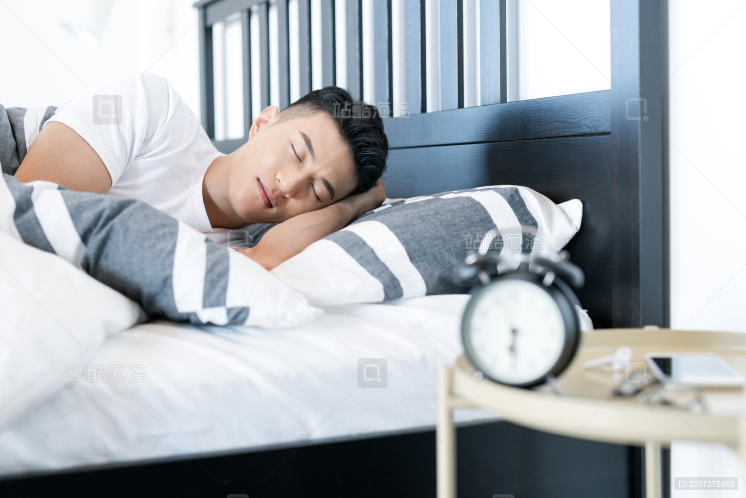 清晨起床的一位亚洲年轻男性