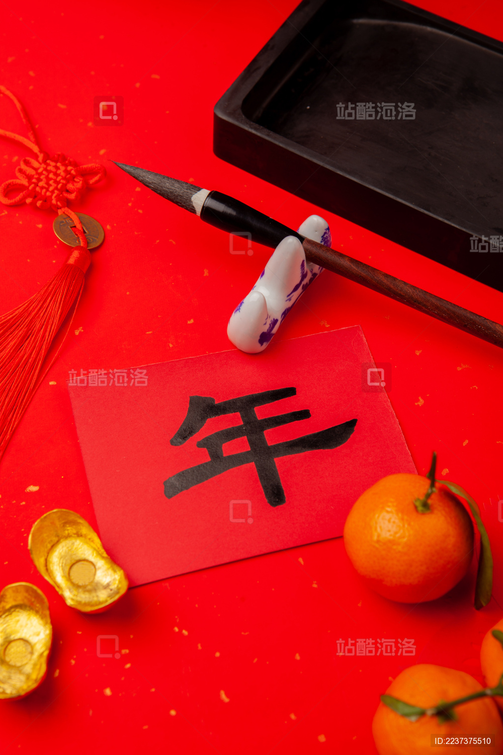 红色背景上的新年饰品