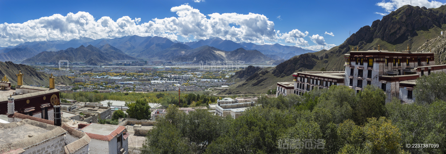 中国西藏拉萨哲蚌寺山上看拉萨城景及背景山脉