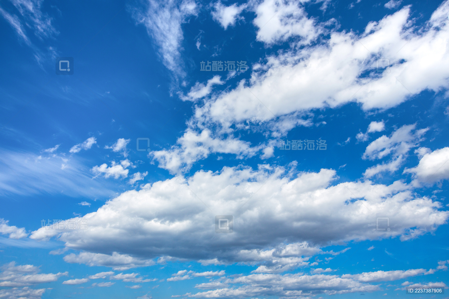 中国云南省昆明市晴朗通透的蓝天