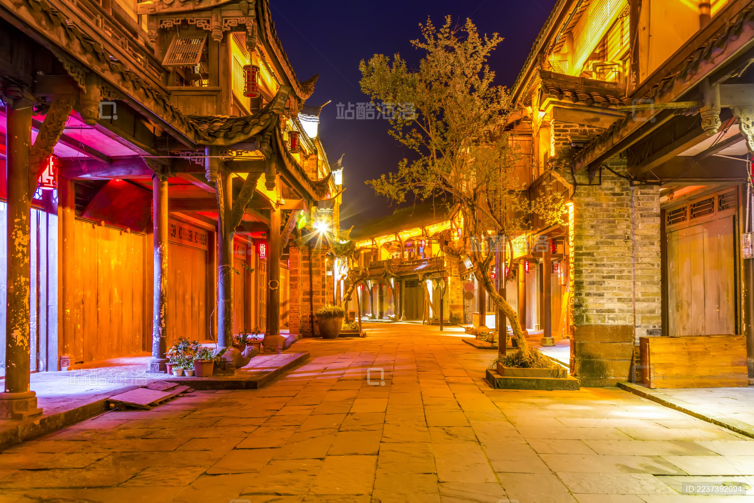 成都宽窄巷子街道夜景