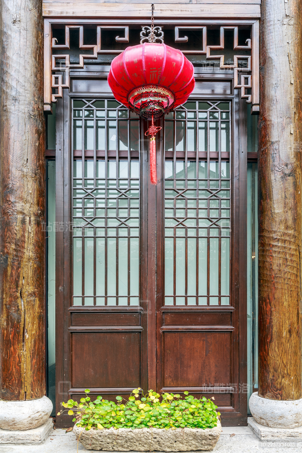 挂红灯笼的中式古典实木门窗