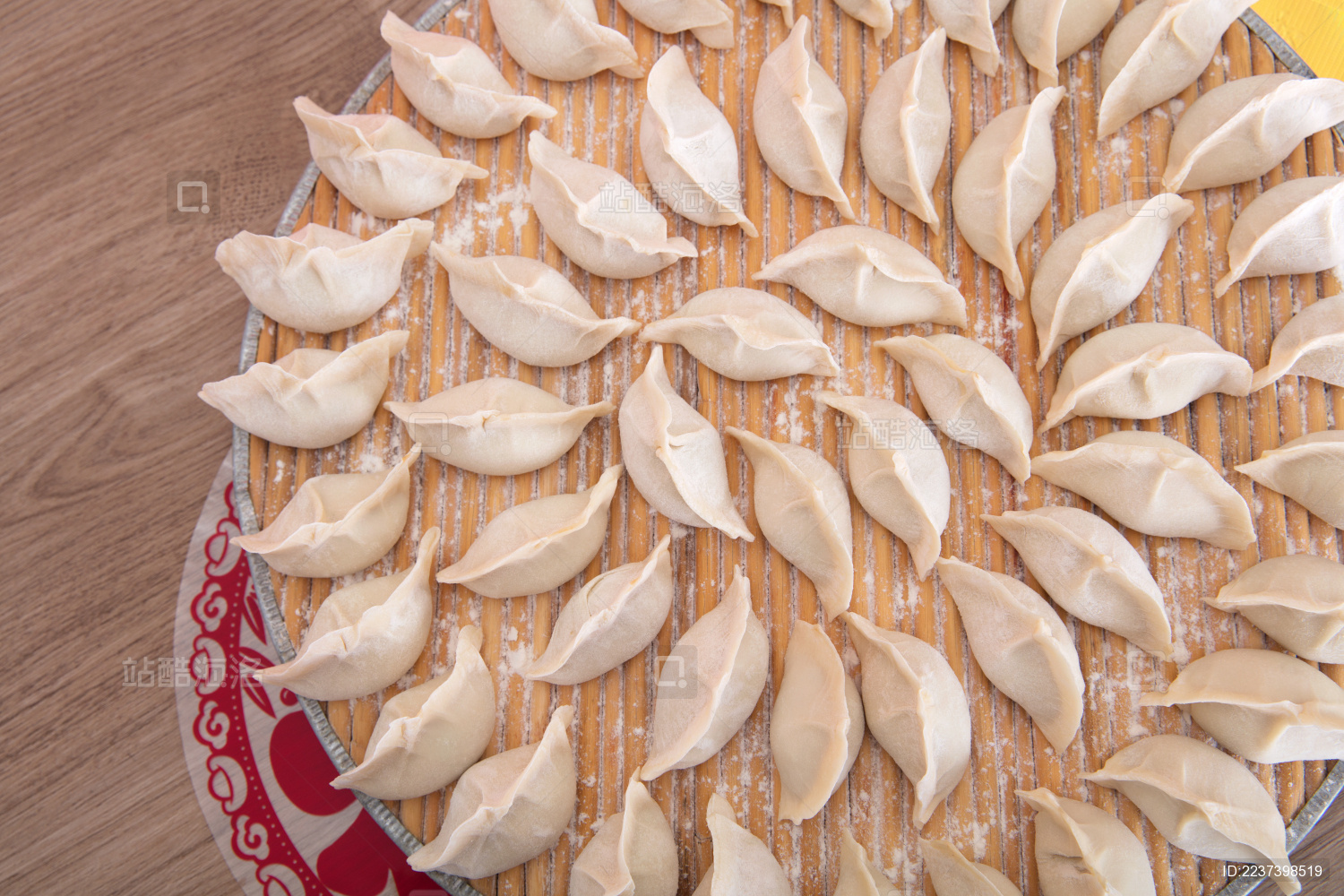 托盘上满满整齐的放着刚刚包好的饺子