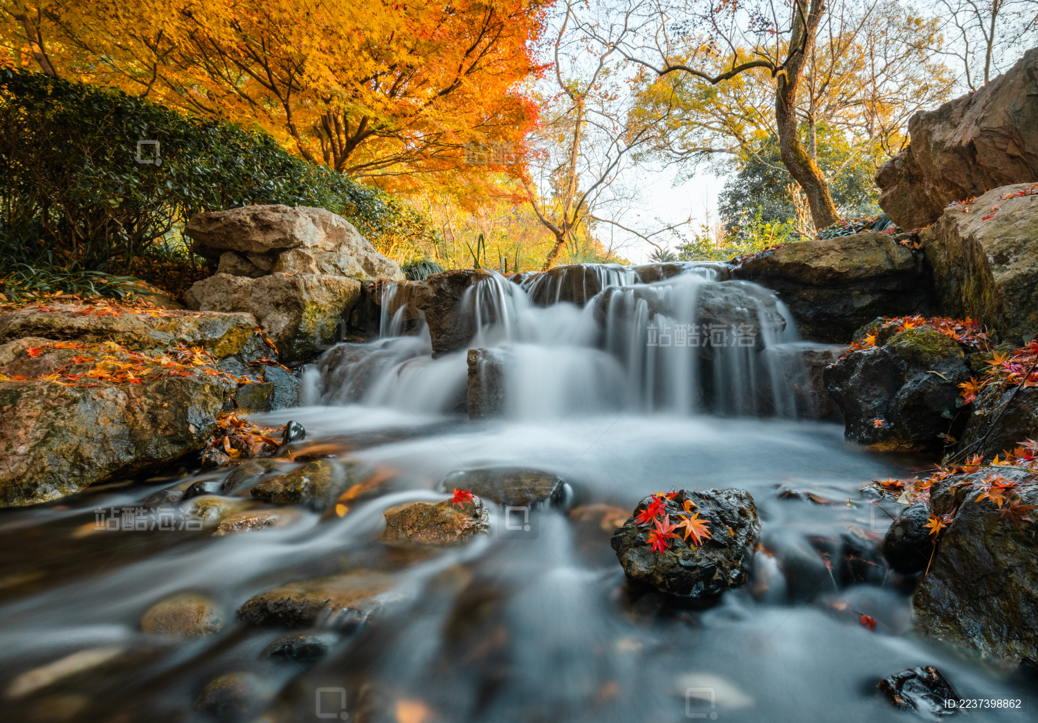 秋天里长时间曝光的水流和前景的岩石