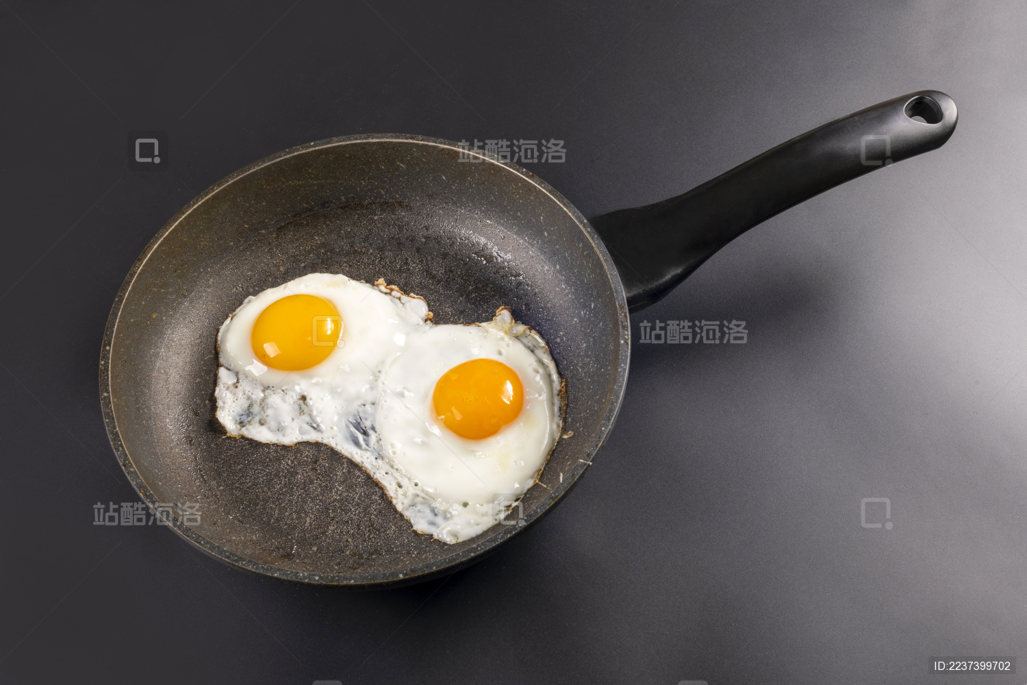 平底锅里的两颗煎蛋