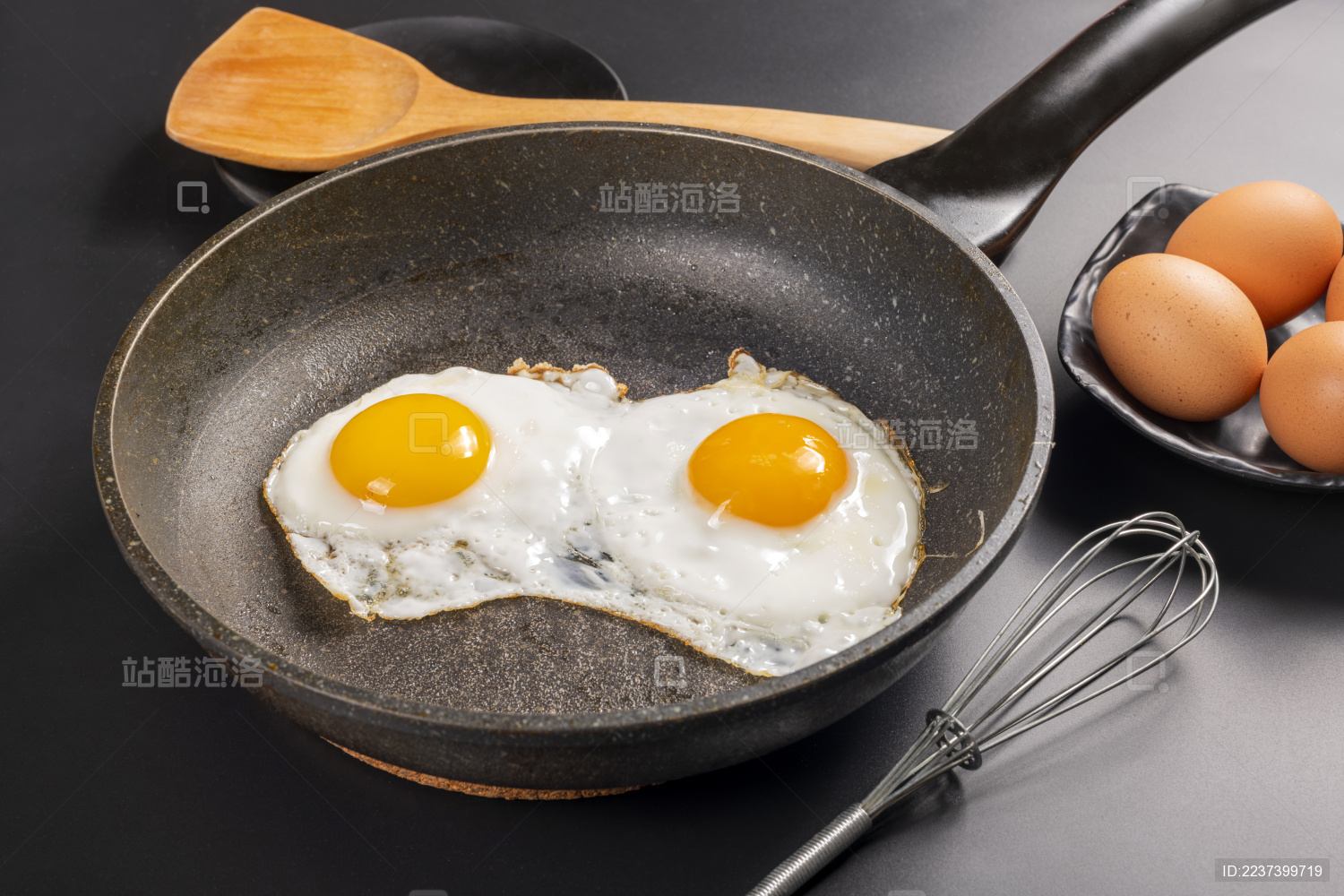 平底锅里的两颗煎蛋