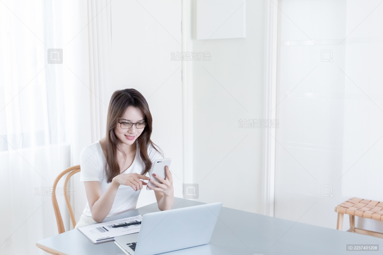 使用手机的年轻女孩