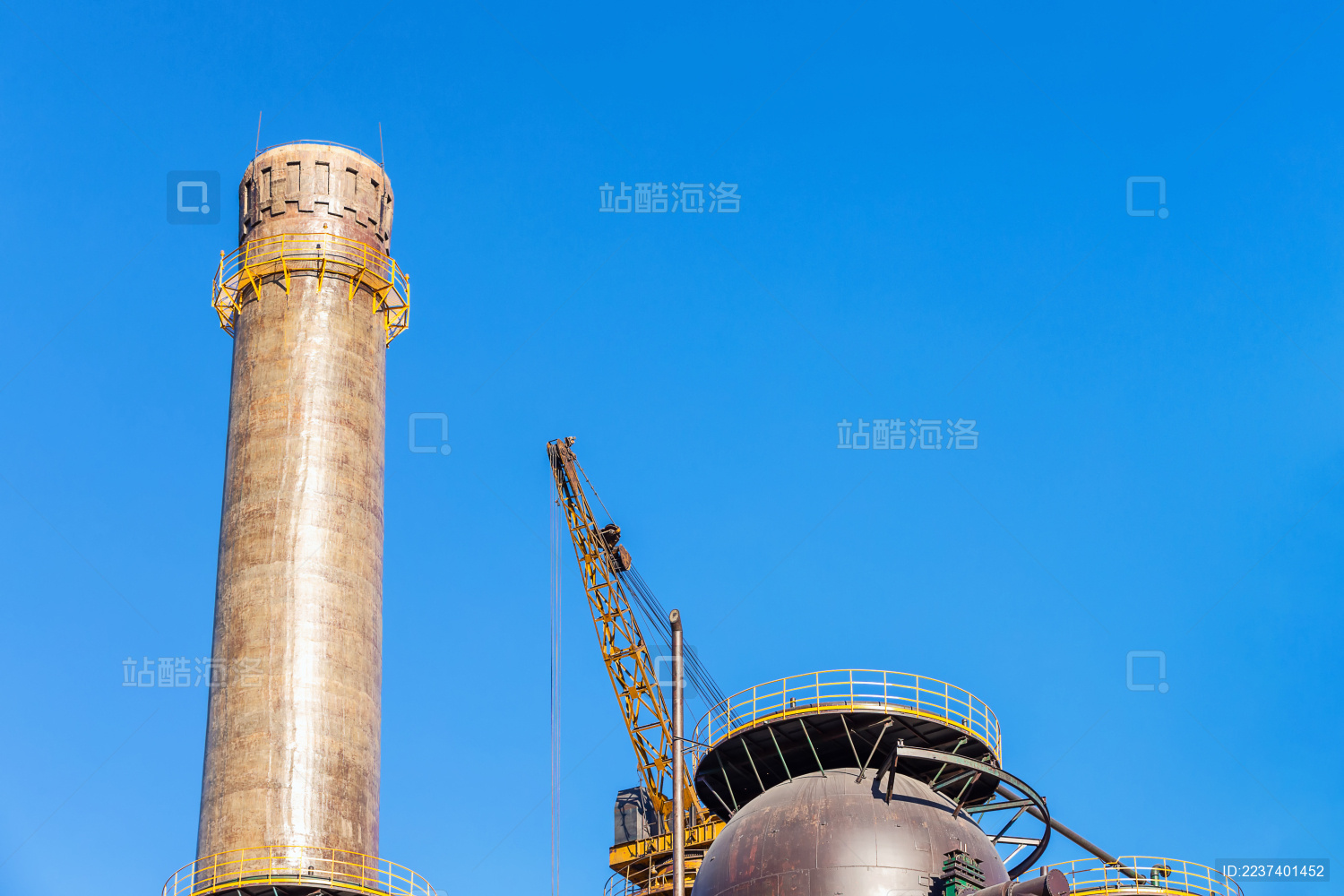 蓝天下的中国北京首钢遗址工业公园中废弃的工业设备