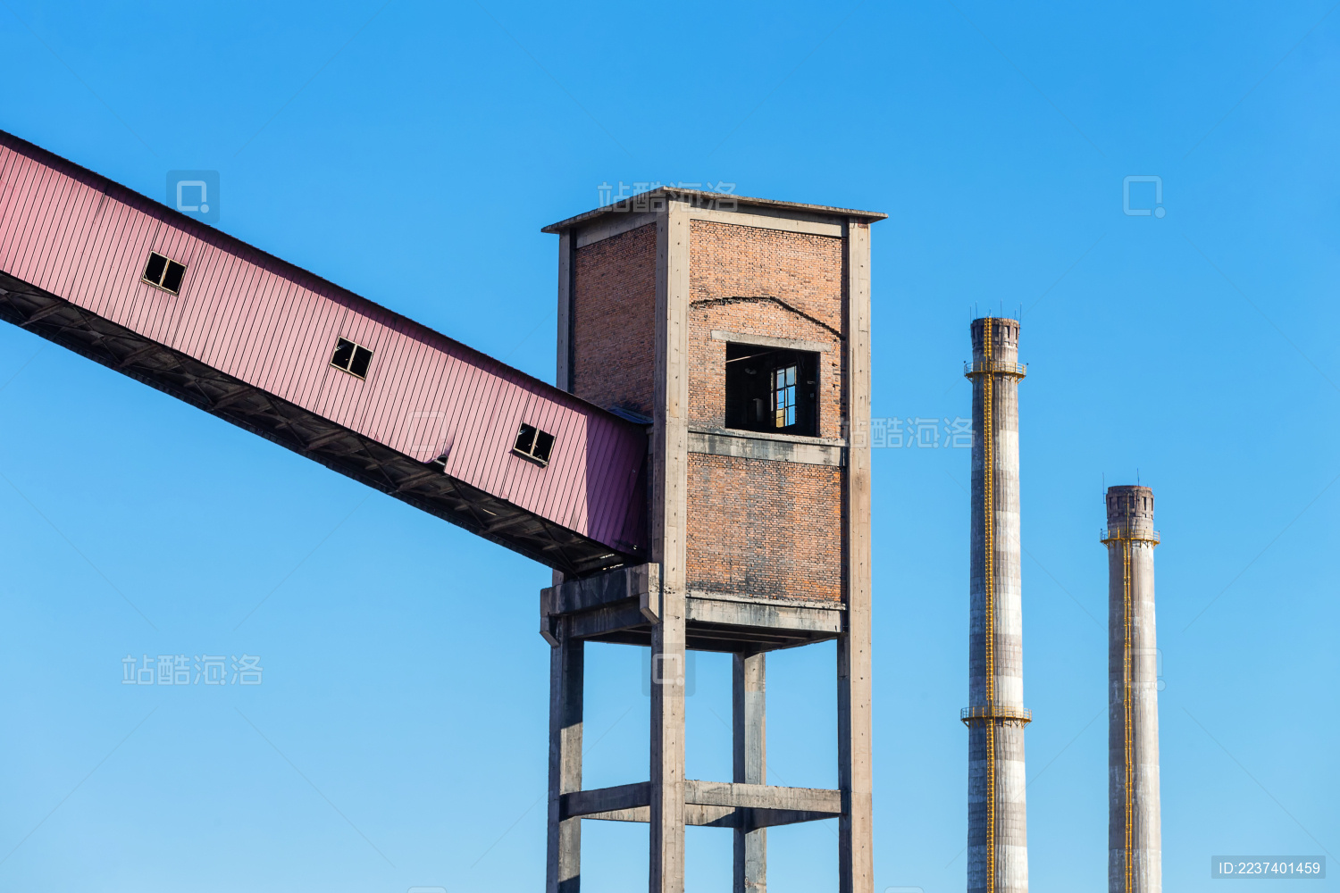 蓝天下的中国北京首钢遗址工业公园中废弃的工业设备