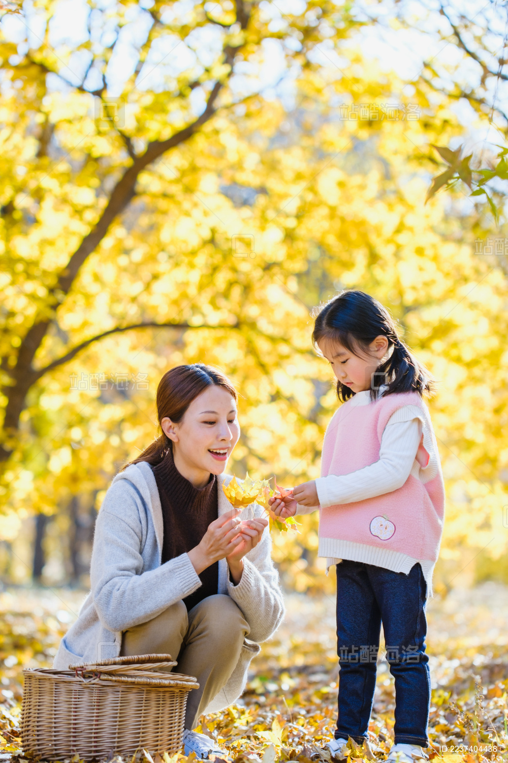 秋季在户外出游的中国家庭人像