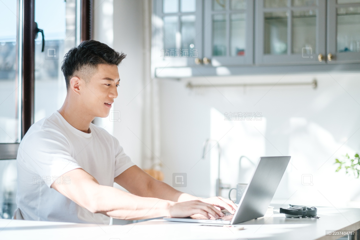 穿着白色半袖的年轻东方男性生活人像