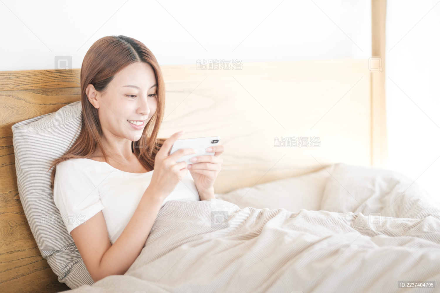 年轻东方女性居家生活人像