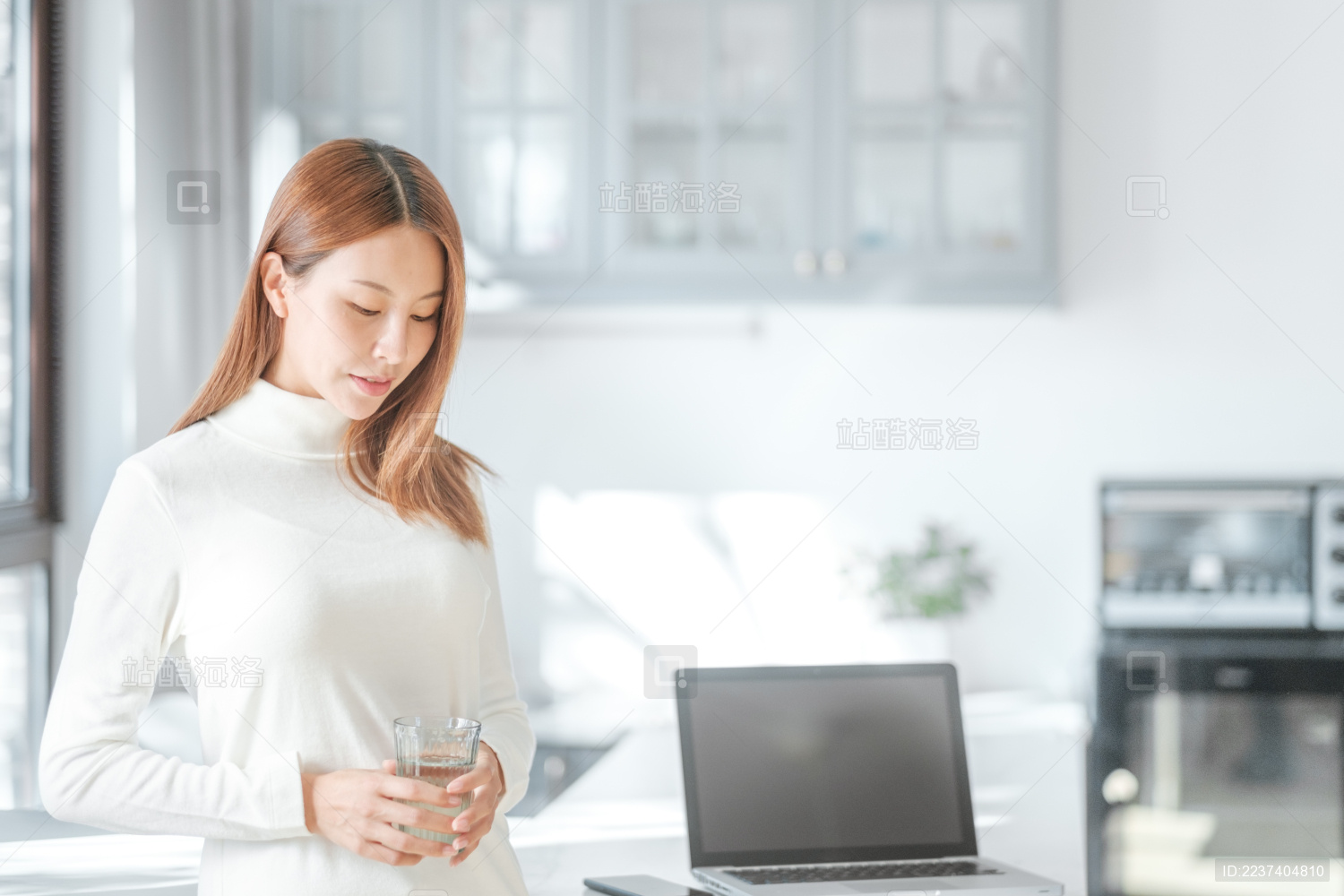 年轻东方女性居家生活人像
