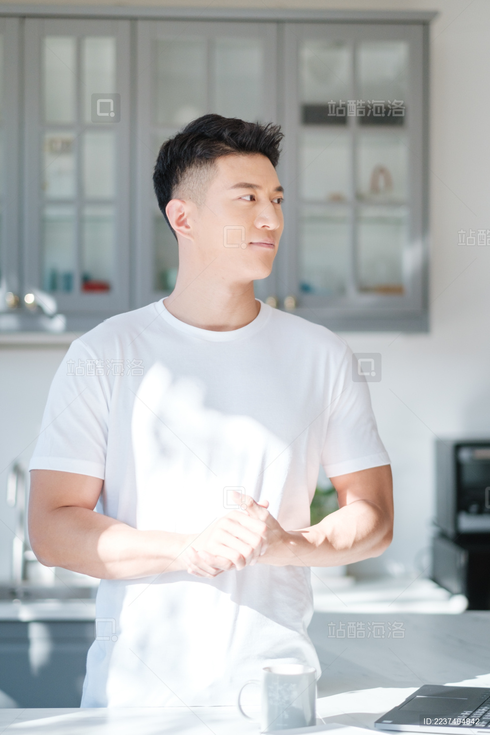 穿着白色半袖的年轻东方男性生活人像