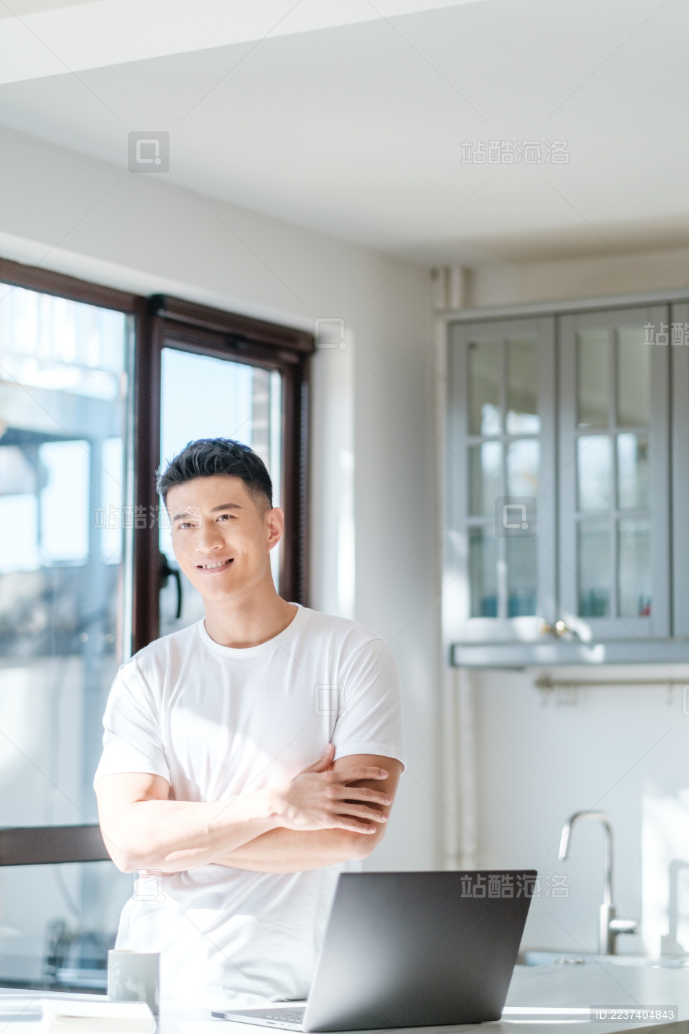 穿着白色半袖的年轻东方男性生活人像