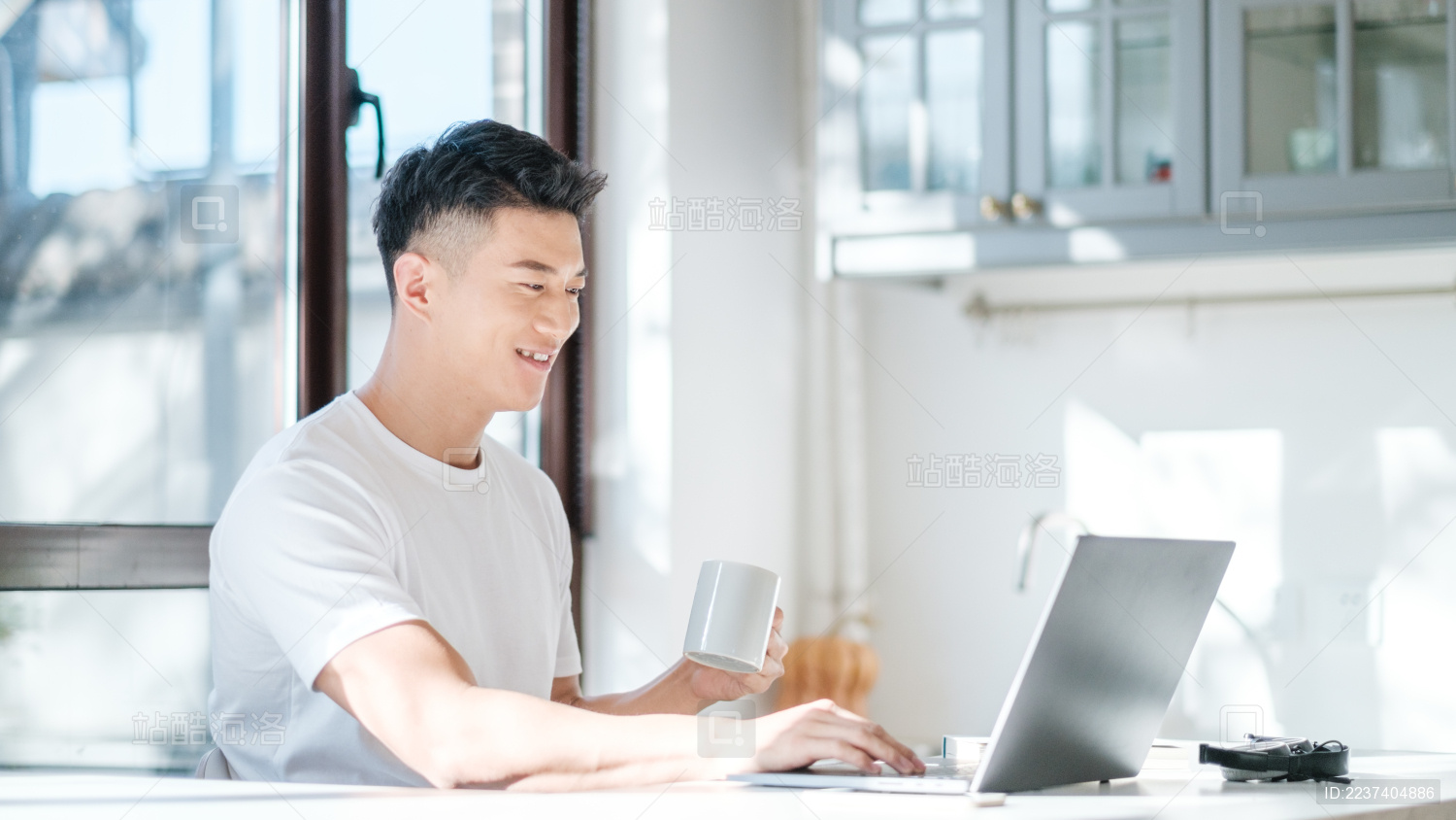 穿着白色半袖的年轻东方男性生活人像