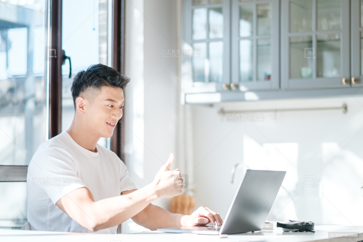 穿着白色半袖的年轻东方男性生活人像