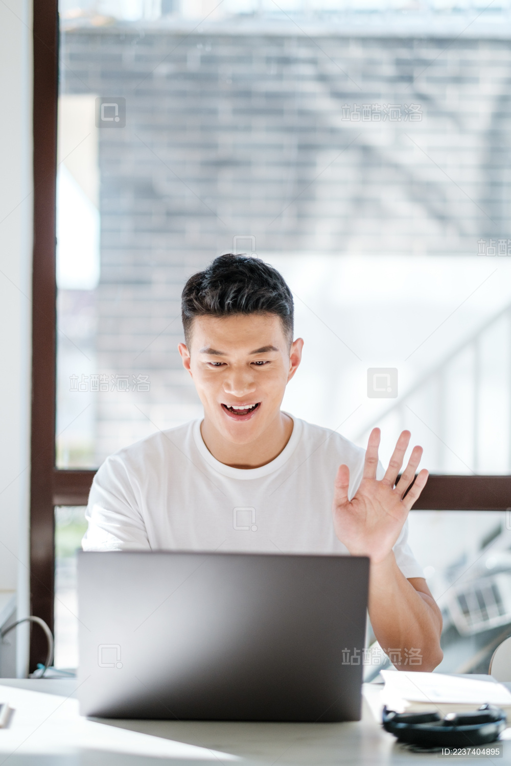 穿着白色半袖的年轻东方男性生活人像